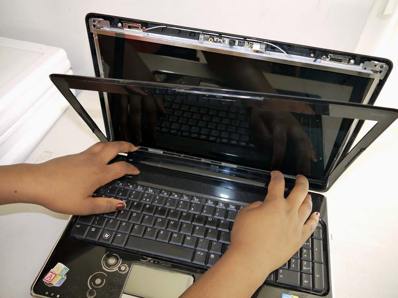 Замена экрана ноутбука HP в Монино